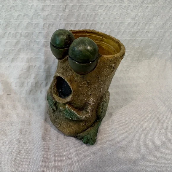 Blobhouse Luciano Singing Frog Planter Whimsical Resin Succulent Pot - Picture 3 of 4